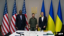Слева направо: министр обороны США Ллойд Остин, президент Украины Владимир Зеленский и госсекретарь США Энтони Блинкен. 24 апреля 2022 года. Киев.