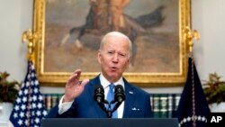 যুক্তরাষ্ট্র প্রেসিডেন্ট জো বাইডেন ওয়াশিংটনে হোয়াইট হাউসের রুজভেল্ট রুমে ইউক্রেনের যুদ্ধ সম্পর্কে কথা বলেছেন। ২৮ এপ্রিল, ২০২২