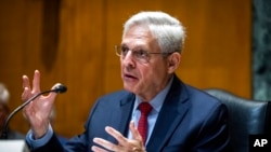 Jaksa Agung AS Merrick Garland berbicara dihadapan anggota Senat AS di Gedung Capitol, Washington, pada 26 April 2022. (Foto: Pool vioa AP/Jim Lo Scalzo)