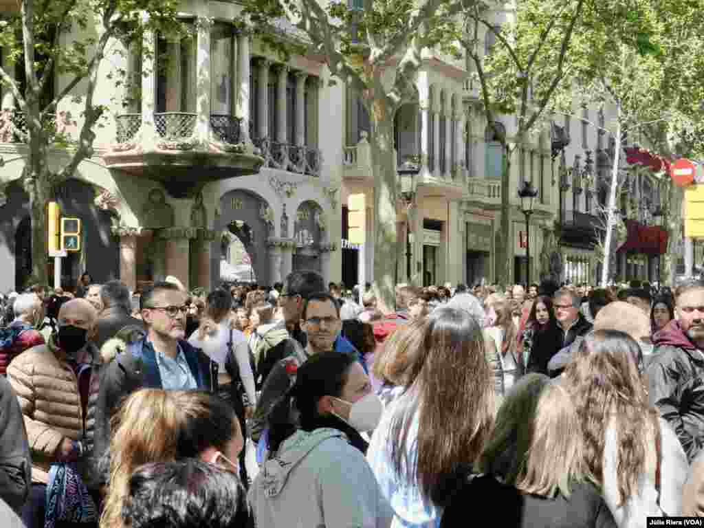 Tras dos años de pandemia, la fiesta de Sant Jordi se ha celebrado sin ninguna restricción. Las calles han vuelto a llenarse de gente, libros y rosas. Sin embargo, fuertes lluvias y granizo, que han provocado algunos heridos, han paralizado la festividad durante algunos momentos.