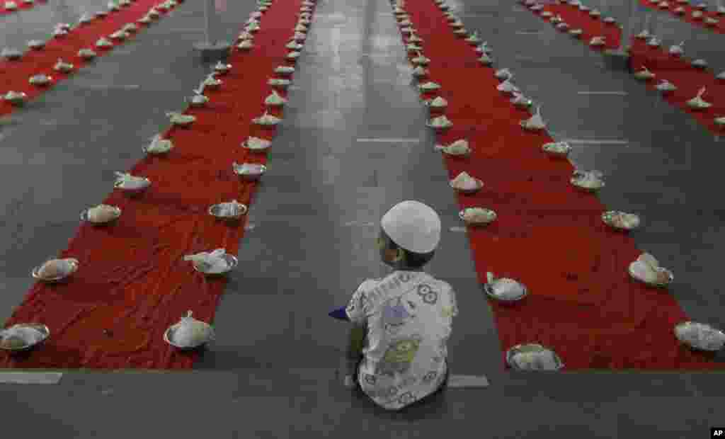 Seorang anak laki-laki Muslim menunggu waktu berbuka puasa pada bulan Ramadan di kota Hyderabad, India. (Foto: AP)