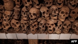 Des restes de victimes des massacres de 1972, estimés à environ 7 000 corps, sont entreposés à Gitega, au Burundi, le 11 mars 2022, après l'excavation de fosses communes autour de Gitega entre 2020 et 2021.