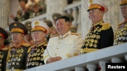 کیم جونگ اون در مراسم رژه به مناسبت  نودمین سالگرد ایجاد ارتش کره شمالی - ۲۶ آوریل ۲۰۲۲ (۶ فروردین ۱۴۰۱)