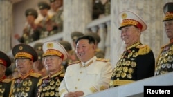 Pemimpin Korea Utara Kim Jong Un (tengah) menyaksikan parade militer memperingati 90 tahun berdirinya pasukan militer Korea Utara di Pyongyang dalam foto yang dirilis oleh Kantor Berita KCNA pada 26 April 2022. (Foto: KCNA via Reuters)