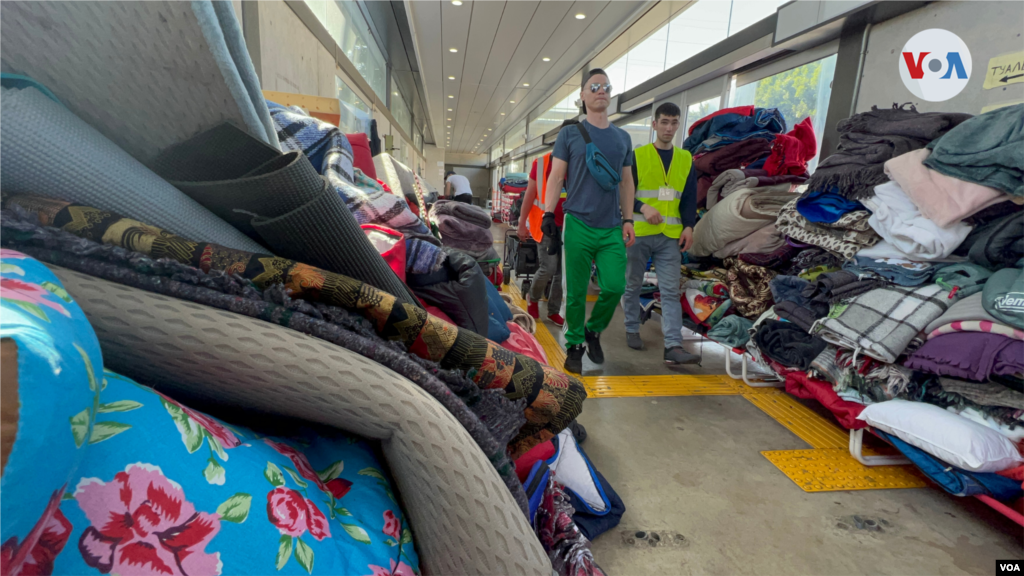 El túnel de la estación del autobús, localizado a metros de la garita de San Ysidro, es desocupado tras servir como albergue improvisado a los refugiados ucranianos, quienes habían instalado un campamento en ese lugar, tras el inicio de la guerra en Ucrania.(Tijuana, México-April 6, 2022-Celia Mendoza)