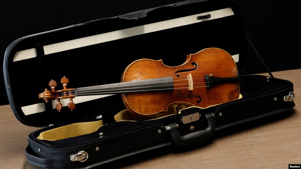 A rare 1736 violin by Italian luthier Guarneri del Gesu is displayed during a media preview at Aguttes auction house ahead of the violin's auction in Neuilly-sur-Seine, near Paris, France, April 26, 2022. (REUTERS/Benoit Tessier)