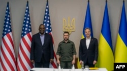 Le président ukrainien Volodymyr Zelensky entouré du chef du Pentagone Lloyd Austin (à g.) et du secrétaire d'Etat américain Antony Blinken.