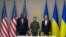 Le président ukrainien Volodymyr Zelensky entouré du chef du Pentagone Lloyd Austin (à g.) et du secrétaire d'Etat américain Antony Blinken.