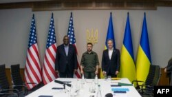 Rais Volodymyr Zelensky akikutana mjini Kyiv na waziri wa mambo ya nje wa Marekani Antony Blinken, na waziri wa ulinzi wa Marekani Llyod Austin, April 24, 2022.