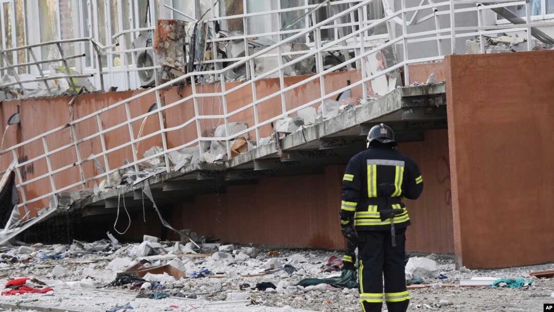 Un bombero junto a un edificio de apartamentos dañado por los bombardeos rusos en Odessa, Ucrania, el 23 de abril de 2022.