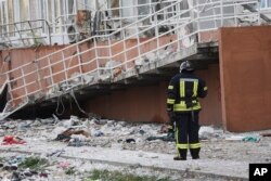23일 미사일 공격을 받은 우크라이나 남서부 항구도시 오데사 시내 아파트 현장을 소방대원이 살피고 있다.