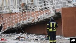 Un bombero junto a un edificio de apartamentos dañado por los bombardeos rusos en Odessa, Ucrania, el 23 de abril de 2022.