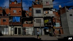 Una mujer se dirige a un comedor de beneficencia para recibir alimentos en Buenos Aires, Argentina, el martes 19 de abril de 2022. 