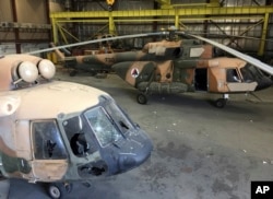 지난해 8월 아프가니스탄 무장 세력 탈레반이 정권을 재장악한 후, 파손된 아프간 군용 헬기들이 카불 국제공항에 세워져 있다.