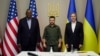 Predsednik Ukraije Volodimir Zelenski pozira za fotografisanje zajedno sa američkim sekretarom odbrane Lojdom Ostinom i državnim sekretrom SAD Entonijem Blinkenom pre njhovog sastanka u Kijevu, dok se napad Rusije na Ukrajinu nastavlja, 24. aprila 2022.