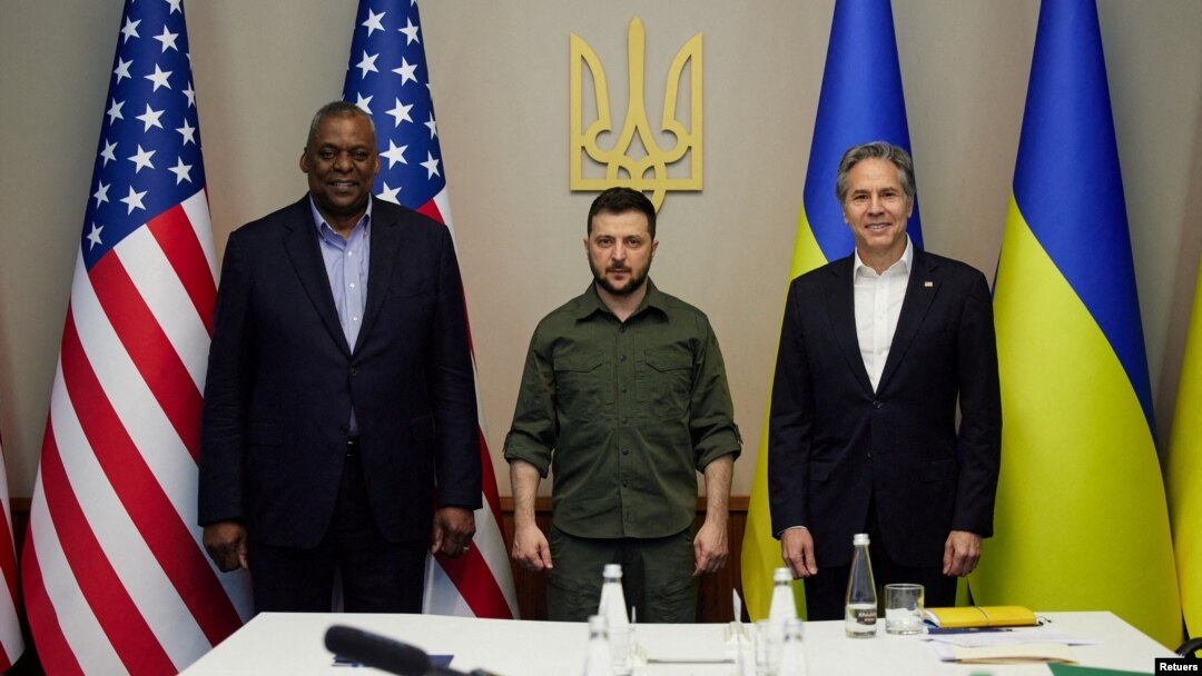Predsednik Ukraije Volodimir Zelenski pozira za fotografisanje zajedno sa američkim sekretarom odbrane Lojdom Ostinom i državnim sekretrom SAD Entonijem Blinkenom pre njhovog sastanka u Kijevu, dok se napad Rusije na Ukrajinu nastavlja, 24. aprila 2022.