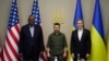 El presidente ucraniano Volodymyr Zelenskyy, posa para una foto con el secretario de Estado Antony Blinken y el secretario de Defensa Lloyd Austin, previo a una reunión en Kiev, Ucrania, el 24 de abril de 2022. [Foto: Presidencia de Ucrania]