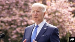 Prezidan Joe Biden pandan yon diskou pou Jounen La Te a, Vandredi, 22 Avril, 2022 nan vil Seattle, eta Washington. 