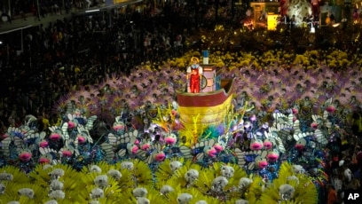 Rio De Janeiro, Brazil. 19th Feb, 2023. Problem in the coupling of the GRES  Unidos de Bangu float during the Serio Ouro Samba School Parade at the Rio  Carnival, held at the