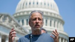 Jon Stewart menyampaikan dukungannya terhadap rencana perluasan benefit bagi para veteran yang terpapar oleh senjata beracun dan hal berbahaya lainnya dalam sebuah acara di Washington, pada 26 Mei 2021. (Foto: AP/J. Scott Applewhite)