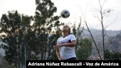 María Paola Rojas, de 22 años, se desempeña como delantera en el equipo de fútbol de su universidad.