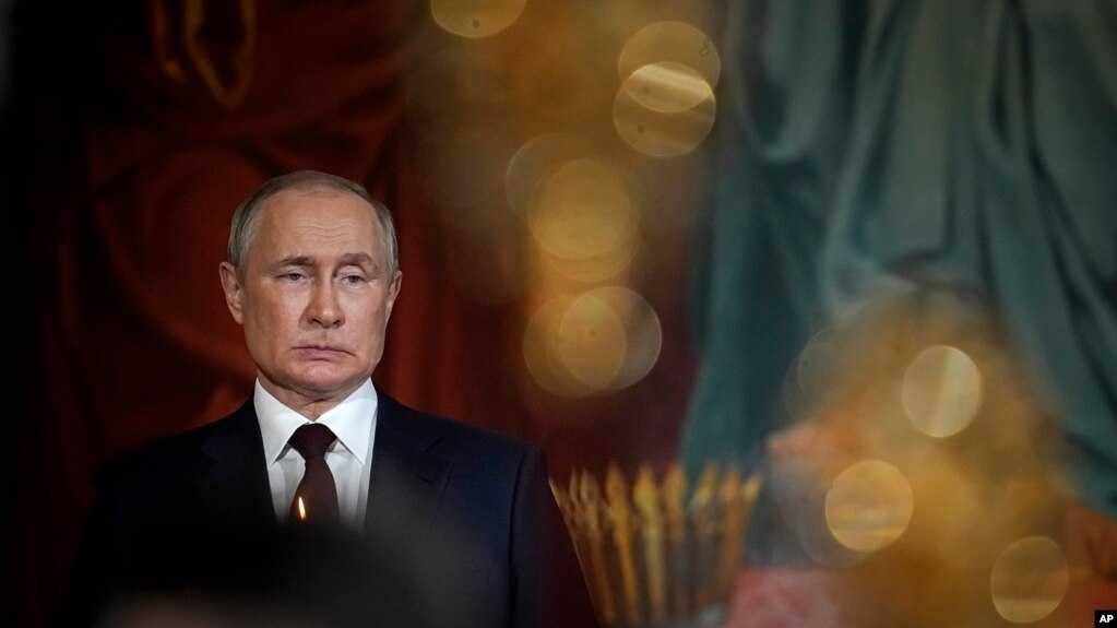 俄罗斯总统普京在莫斯科参加东正教复活节仪式。（2022年4月24日）(photo:VOA)