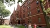 Sejumlah orang tampak berjalan di lingkungan kampus Universitas Harvard di Cambridge, Massachusetts, pada 16 Juli 2019. (Foto: AP/Steven Senne)
