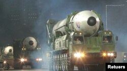 북한이 지난달 25일 평양에서 열린 열병식에서 화성 17형 대륙간탄도미사일(ICBM)을 공개했다.