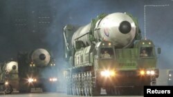 북한이 25일 평양에서 열린 인민군 창군 90주년 열병식에서 화성 17형 대륙간탄도미사일을 공개했다.