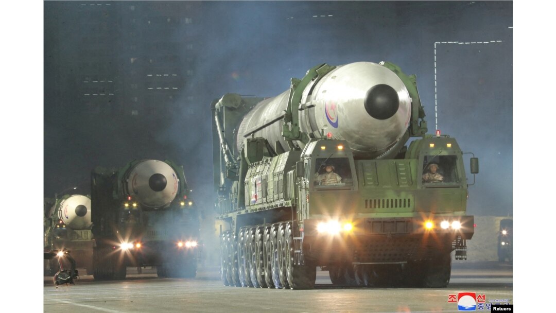 El misil balístico intercontinental Hwasong-17 de Corea del Norte durante el desfile militar en Pyonyang el 25 de abril de 2022.