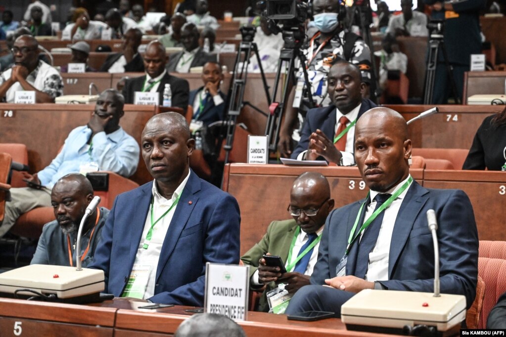 Les candidats Didier Drogba (à dr.) et Sory Diabate lors de l'assemblée générale de la Fédération ivoirienne de football (FIF) à la Fondation Felix Houphouet Boigny pour la paix à Yamoussoukro, le 23 avril 2022.