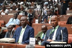 Les candidats Didier Drogba (à dr.) et Sory Diabate lors de l'assemblée générale de la Fédération ivoirienne de football (FIF) à la Fondation Felix Houphouet Boigny pour la paix à Yamoussoukro, le 23 avril 2022.