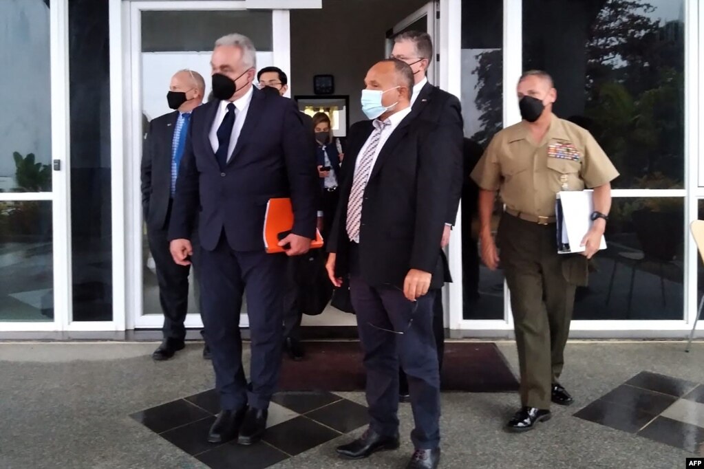 美国国家安全委员会印太协调员库尔特·坎贝尔（左）在霍尼亚拉与所罗门群岛反对党领导人马修·威尔（右）会谈后合影。（2022年4月22日）(photo:VOA)