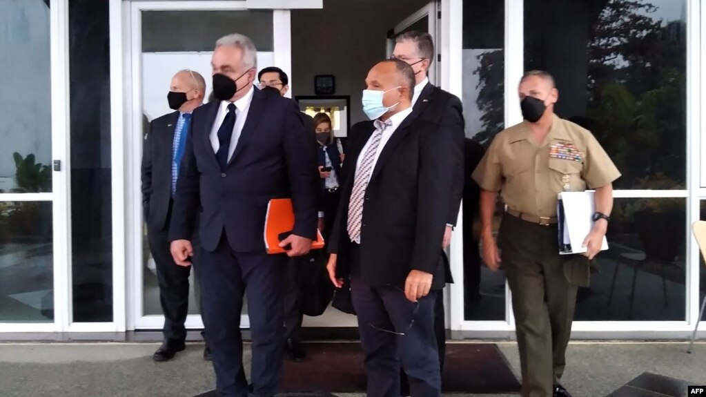 美国国家安全委员会印太协调员库尔特·坎贝尔（左）在霍尼亚拉与所罗门群岛反对党领导人马修·威尔（右）会谈后合影。（2022年4月22日）(photo:VOA)