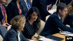 L' avocate Amal Clooney assiste à la réunion des Nations unies sur la "formule Arria", une réunion informelle des membres du Conseil de sécurité, le 27 avril 2022, à New York pour discuter de la manière dont l'ONU peut soutenir et coordonner la responsabi