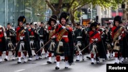 Warga Australia dan Selandia Baru memperingati Hari Anzac dengan menggelar sebuah parade di Sydney, Australia, 25 April 2022. (Foto: REUTERS/Loren Elliott)