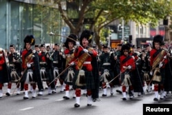 Pawai dalam rangka memperingati Hari Anzac di pusat kota Sydney, Australia, 25 April 2022. (REUTERS/Loren Elliott)