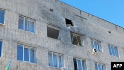 ARCHIVO - Un hospital dañado por los bombardeos mientras continúan los ataques de Rusia contra Ucrania en Severodonetsk, en la región oriental de Luhansk, en Ucrania, el 18 de marzo de 2022. (Administración Civil-Militar Regional de Lugansk/Folleto a través de Reuters)