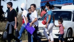 Migrantes que quieren llegar a EE. UU., en su mayoría hondureños y nicaragüenses, caminan al llegar a la frontera entre Honduras y Guatemala, en Corinto, Honduras, el 15 de enero de 2022.