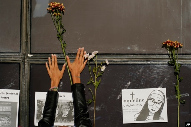 Seorang perempuan meletakkan bunga di luar kantor Kejaksaan Agung sebagai protes setelah mayat perempuan ditemukan di sebuah tangki air di Mexico City, 22 April 2022, sebagai ilustrasi. (Foto: AP)