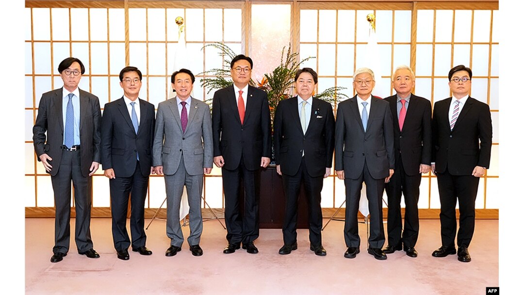 Delegasi Korea Selatan yang dipimpin oleh Chung Jin-suk (empat dari kiri L), Wakil Ketua Majelis Nasional Korea Selatan berfoto bersama Menlu Jepang Yoshimasa Hayashi (empat dari kanan) dalam pertemuan mereka di kantor Kementerian Luar Negeri di Tokyo, Jepang, 25 April 2022. (Foto: Kementerian Luar Negeri Jepang / AFP)