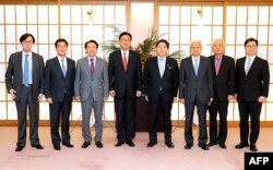 Delegasi Korea Selatan yang dipimpin oleh Chung Jin-suk (empat dari kiri L), Wakil Ketua Majelis Nasional Korea Selatan berfoto bersama Menlu Jepang Yoshimasa Hayashi (empat dari kanan) dalam pertemuan mereka di kantor Kementerian Luar Negeri di Tokyo, Jepang, 25 April 2022. (Foto: Kementerian Luar Negeri Jepang / AFP)