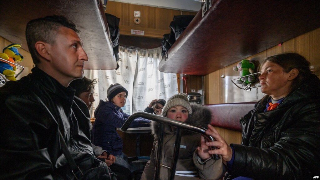 随人道车队撤离到乌克兰东南部城市扎波罗什的马里乌波尔居民坐在将要驶往乌克兰西部城市利沃夫的列车上。(2022年4月22日)(photo:VOA)