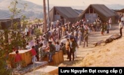 Xếp hàng trong giờ ăn ở trại tị nạn Camp Pendleton năm 1975 (Ảnh do LS Lưu Nguyễn Đạt cung cấp)