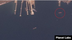 15일 북한 남포항을 촬영한 위성사진. 해상 하역시설로 알려진 지점에 붉은색 유조선(원 안)이 머물고 있다. 자료=Planet Labs