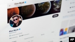 La página de Elon Musk en Twitter en una foto del 25 de abril de 2022 en Sausalito, California. Foto AP.