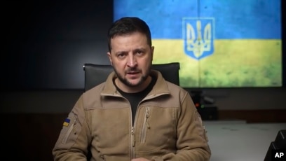 En esta imagen de un video proporcionado por la Oficina de Prensa Presidencial de Ucrania, el presidente ucraniano Volodymyr Zelenskyy habla desde Kiev, Ucrania, el 22 de abril de 2022.