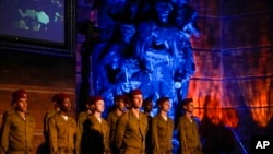 Tentara Israel menghadiri upacara pembukaan Hari Pahlawan dan Martir Holocaust di Museum Holocaust Yad Vashem di Yerusalem, 27 April 2022. (Foto: AP)