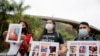 Personas protestan frente a la sede del Servicio Bolivariano de Inteligencia Nacional (SEBIN), en busca de la libertad de los presos políticos durante la visita del Fiscal de la Corte Penal Internacional Karim Khan, en Caracas, Venezuela, 3 de noviembre de 2021.