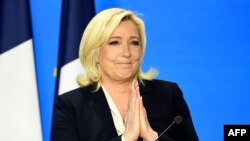 Marine Le Pen, candidate à la présidentielle du Rassemblement national (RN), salue des militants après son discours au Pavillon d'Armenonville à Paris le 24 avril 2022.